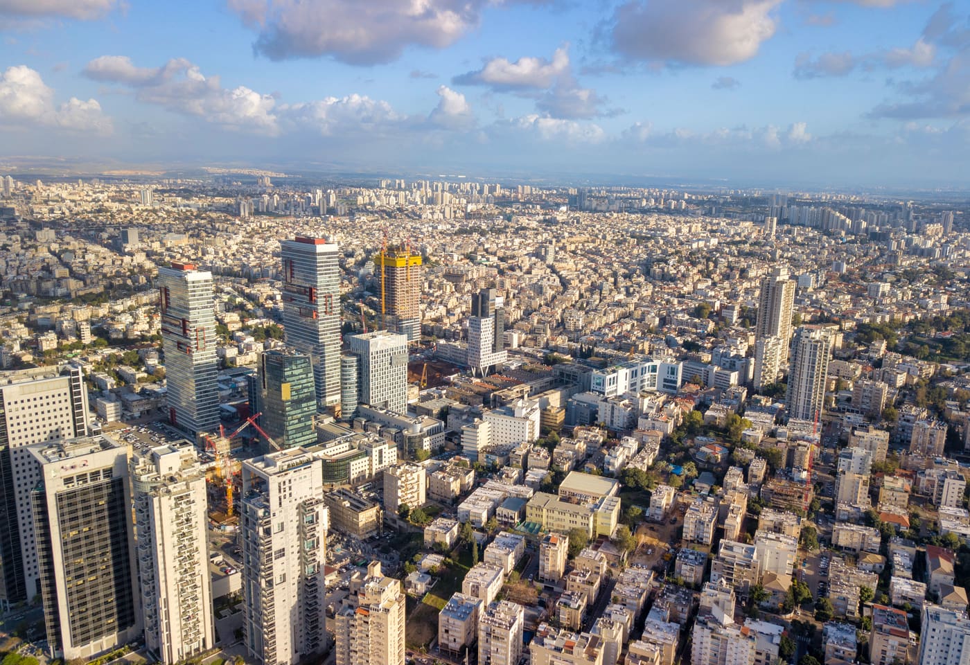 מבט אווירי על גוש דן: שיכונים ותיקים בין מגדלים חדשים