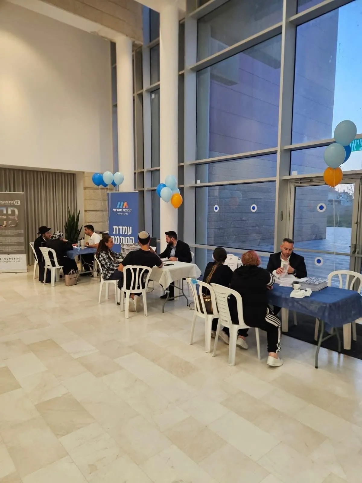 בעלי הדירות בעמדות ההחתמה