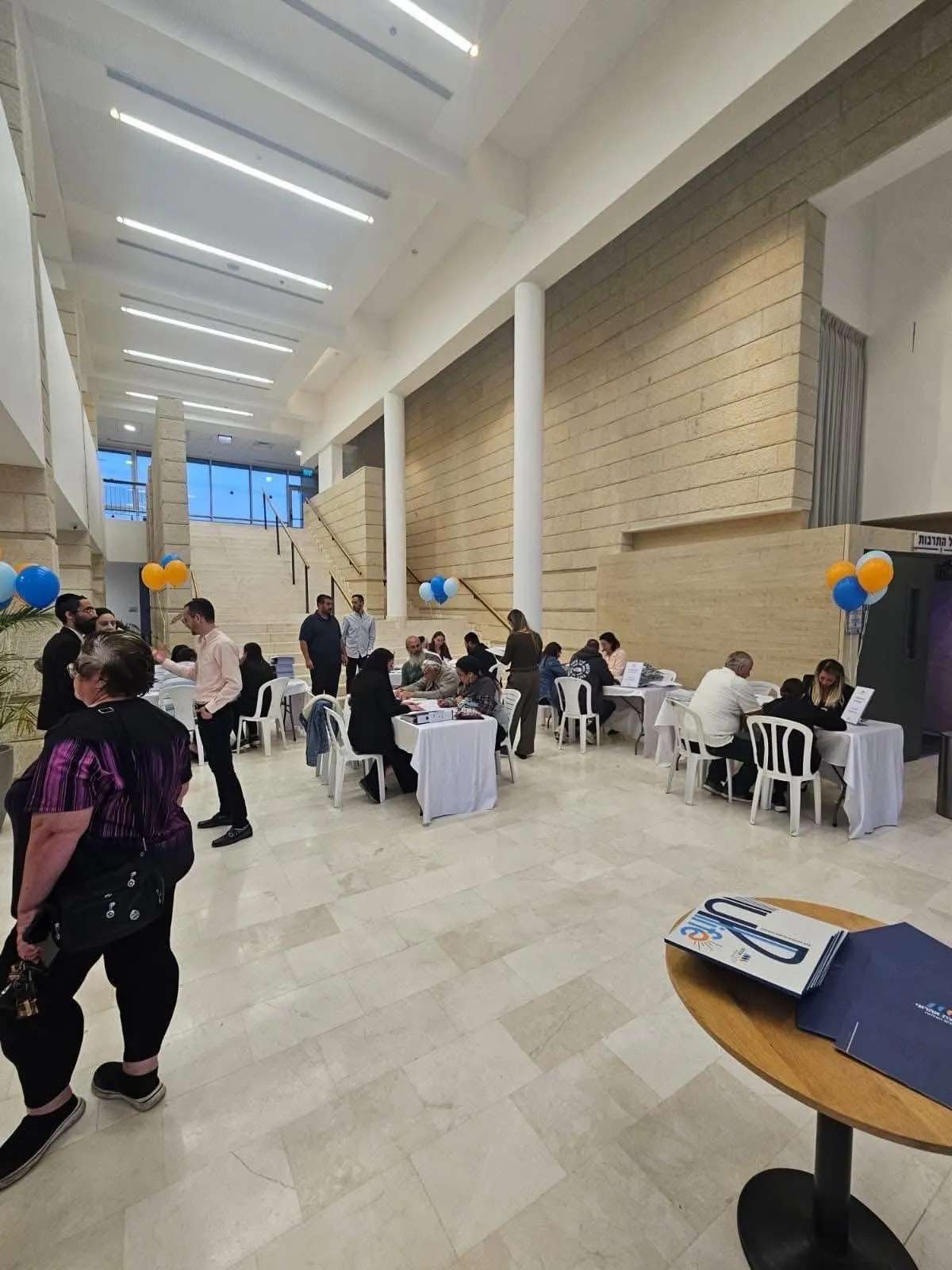 שולחנות ההחתמה עם בעלי הדירות
