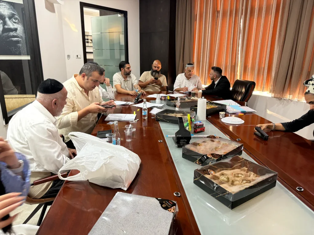 שולחן החתימות בכנס פינוי־בינוי — ויצמן 19, נתיבות